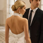 Vestido de novia Aire Barcelona 2027 de mikado con escote halter, cintura marcada y falda línea A de estilo minimalista y elegante.