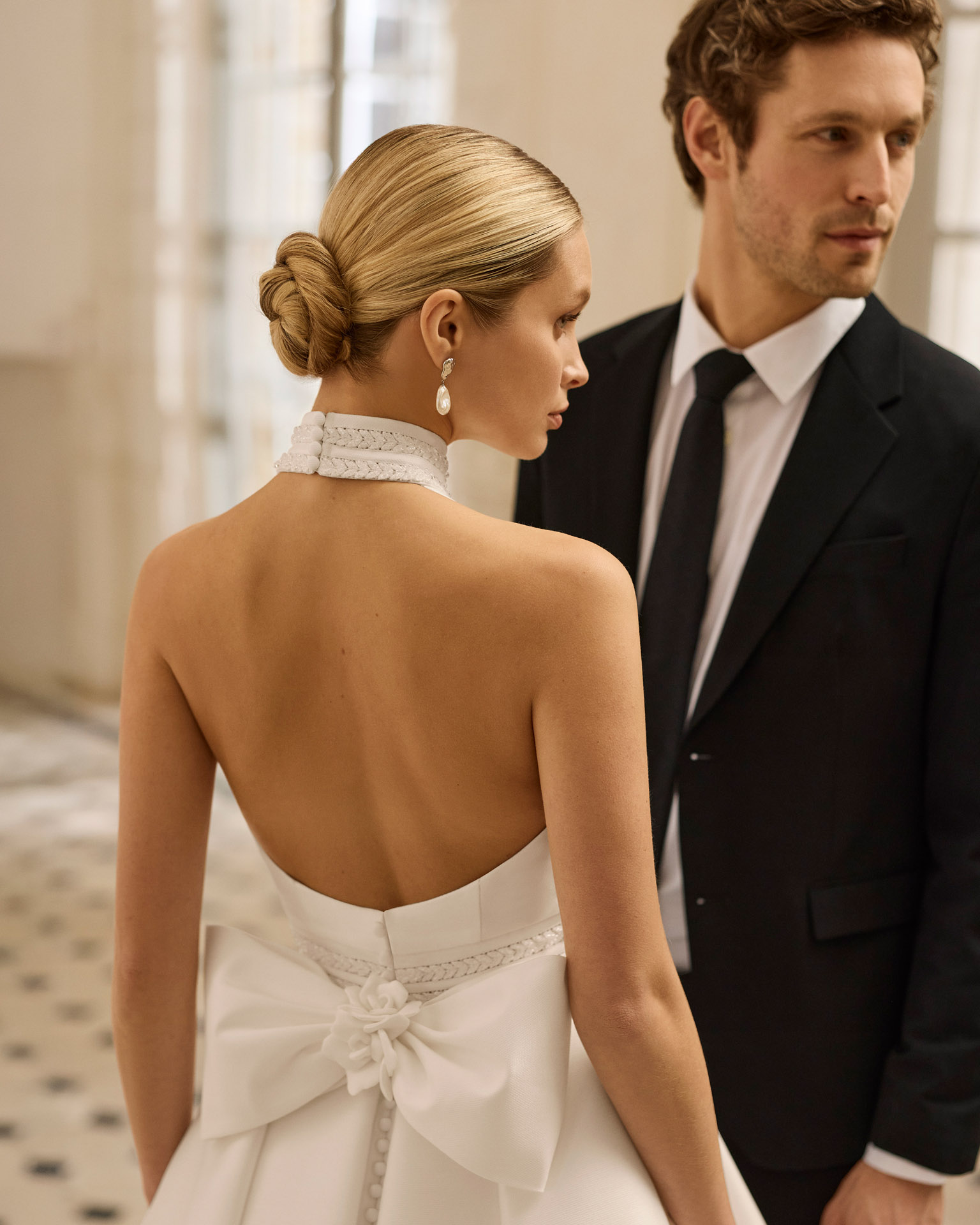 Vestido de novia Aire Barcelona 2027 de mikado con escote halter, cintura marcada y falda línea A de estilo minimalista y elegante.