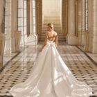 Vestido de novia Aire Barcelona 2027 de mikado con escote halter, cintura marcada y falda línea A de estilo minimalista y elegante.