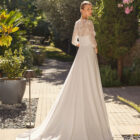 Vestido de novia Maylen de Alma Novia palabra de honor con chaqueta de encaje desmontable