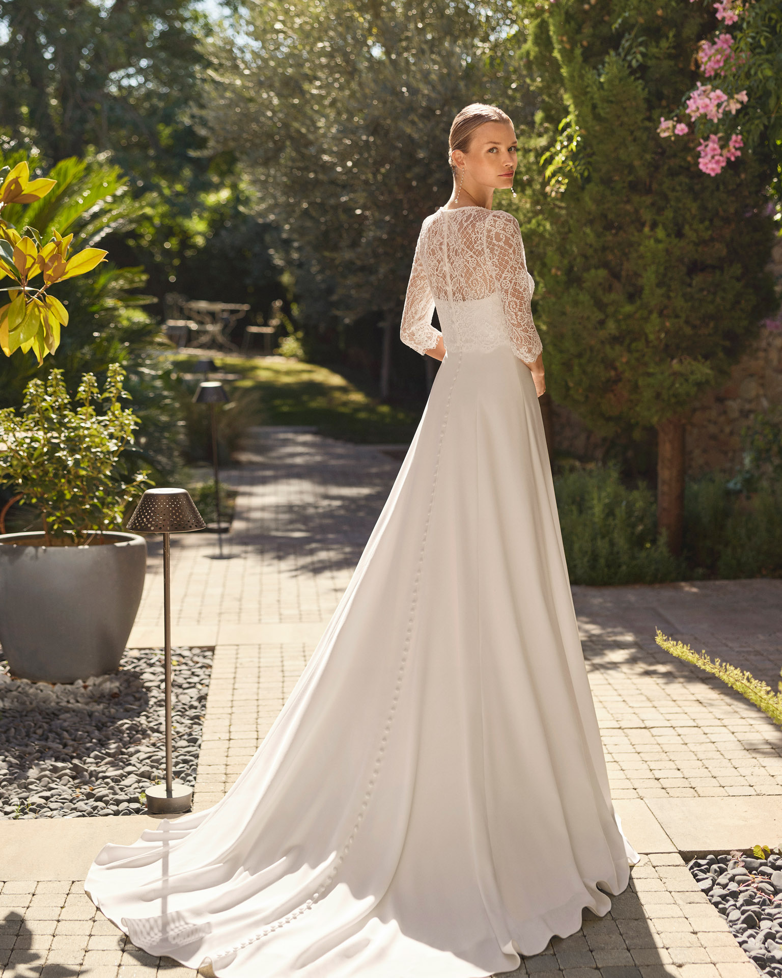 Vestido de novia Maylen de Alma Novia palabra de honor con chaqueta de encaje desmontable