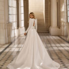 Vestido de novia Bahia de Aire Barcelona 2027 con manga larga, escote cuadrado, espalda lágrima y falda de corte A en crepé.