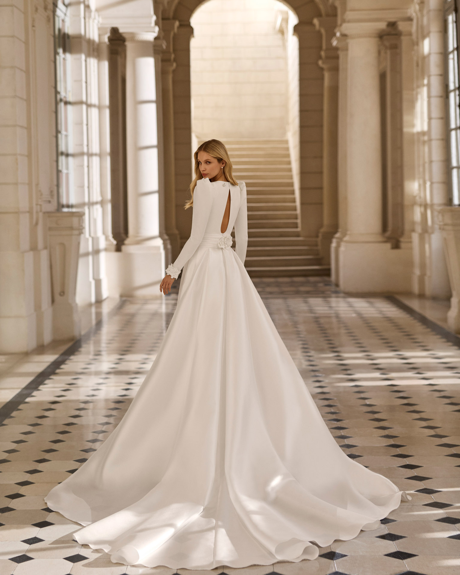 Vestido de novia Bahia de Aire Barcelona 2027 con manga larga, escote cuadrado, espalda lágrima y falda de corte A en crepé.