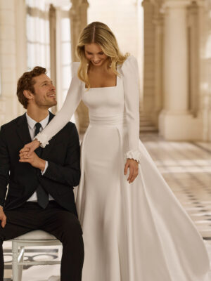 Vestido de novia Bahia de Aire Barcelona 2027 con manga larga, escote cuadrado, espalda lágrima y falda de corte A en crepé.