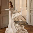 Vestido de novia Balet de Aire Barcelona 2027 de corte sirena en crepé, escote barco, cuerpo estructurado con detalles bordados y elegante cola de encaje.