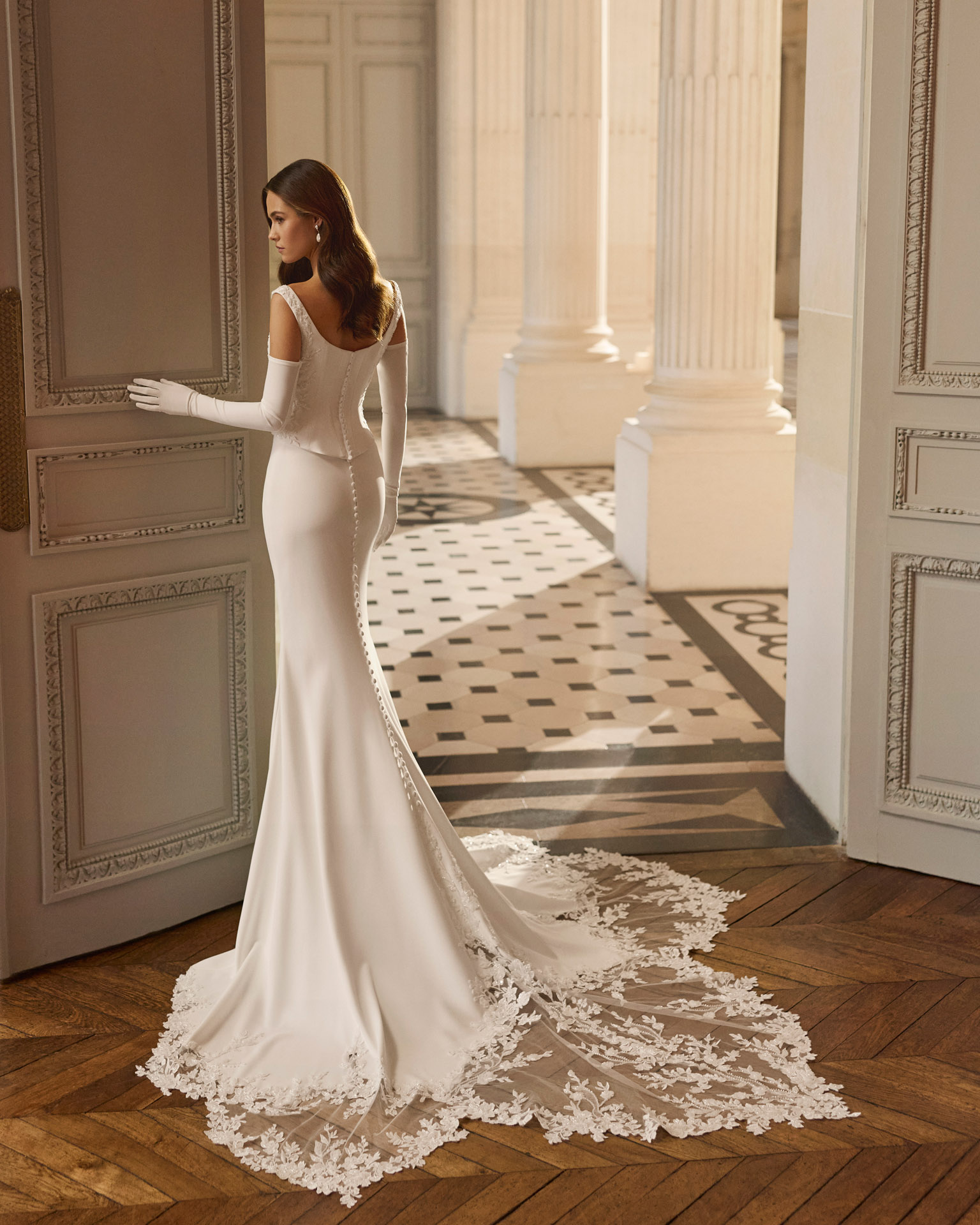 Vestido de novia Balet de Aire Barcelona 2027 de corte sirena en crepé, escote barco, cuerpo estructurado con detalles bordados y elegante cola de encaje.