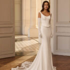 Vestido de novia Balet de Aire Barcelona 2027 de corte sirena en crepé, escote barco, cuerpo estructurado con detalles bordados y elegante cola de encaje.
