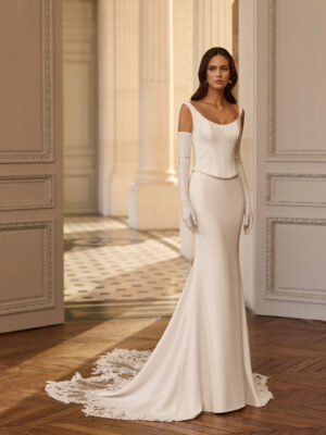 Vestido de novia Balet de Aire Barcelona 2027 de corte sirena en crepé, escote barco, cuerpo estructurado con detalles bordados y elegante cola de encaje.