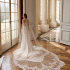 Vestido de novia Balma de Aire Barcelona 2027 de corte sirena con escote cuadrado, espalda transparente de encaje y cola con aplicaciones.
