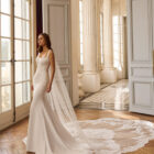 Vestido de novia Balma de Aire Barcelona 2027 de corte sirena con escote cuadrado, espalda transparente de encaje y cola con aplicaciones.