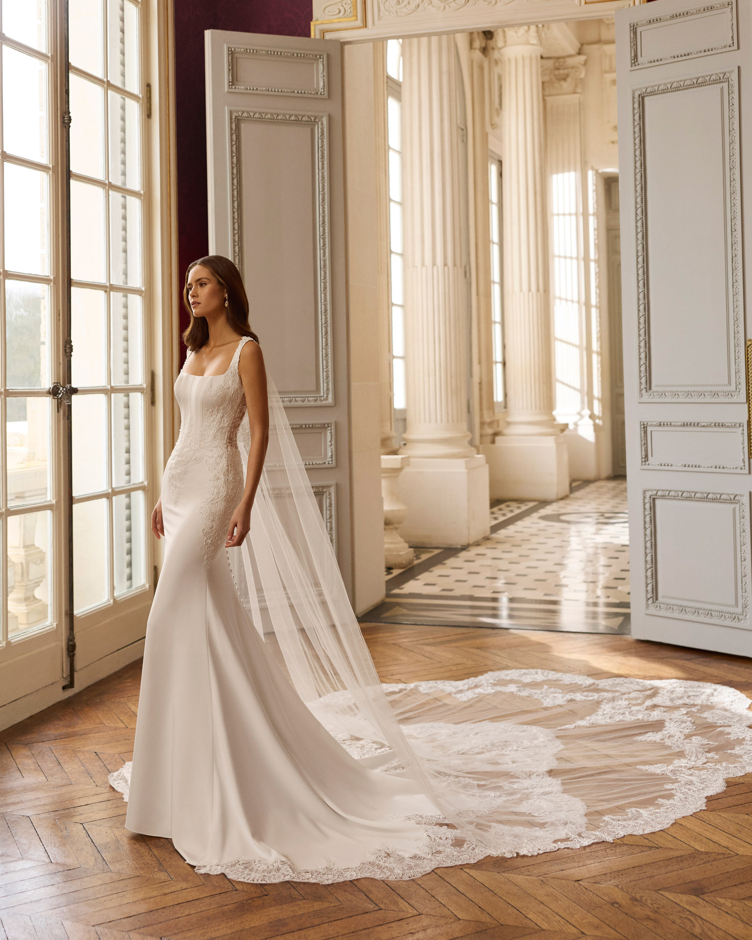 balma-vestido-novia-sirena-espalda-transparente-aire-barcelona-2027.costado Vestido de novia Balma de Aire Barcelona 2027 de corte sirena con escote cuadrado, espalda transparente de encaje y cola con aplicaciones.