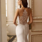 Vestido de novia Balma de Aire Barcelona 2027 de corte sirena con escote cuadrado, espalda transparente de encaje y cola con aplicaciones.
