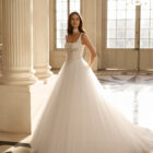Vestido de novia Betia de Aire Barcelona 2027 de corte princesa con corpiño de encaje floral, escote cuadrado, falda de tul de gran volumen y gargantilla de encaje.