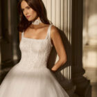 Vestido de novia Betia de Aire Barcelona 2027 de corte princesa con corpiño de encaje floral, escote cuadrado, falda de tul de gran volumen y gargantilla de encaje.