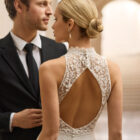 Vestido de novia Betza de Aire Barcelona 2027 de corte A en crepé, cuerpo de encaje floral, cuello halter de efecto tatuaje y espalda abierta.