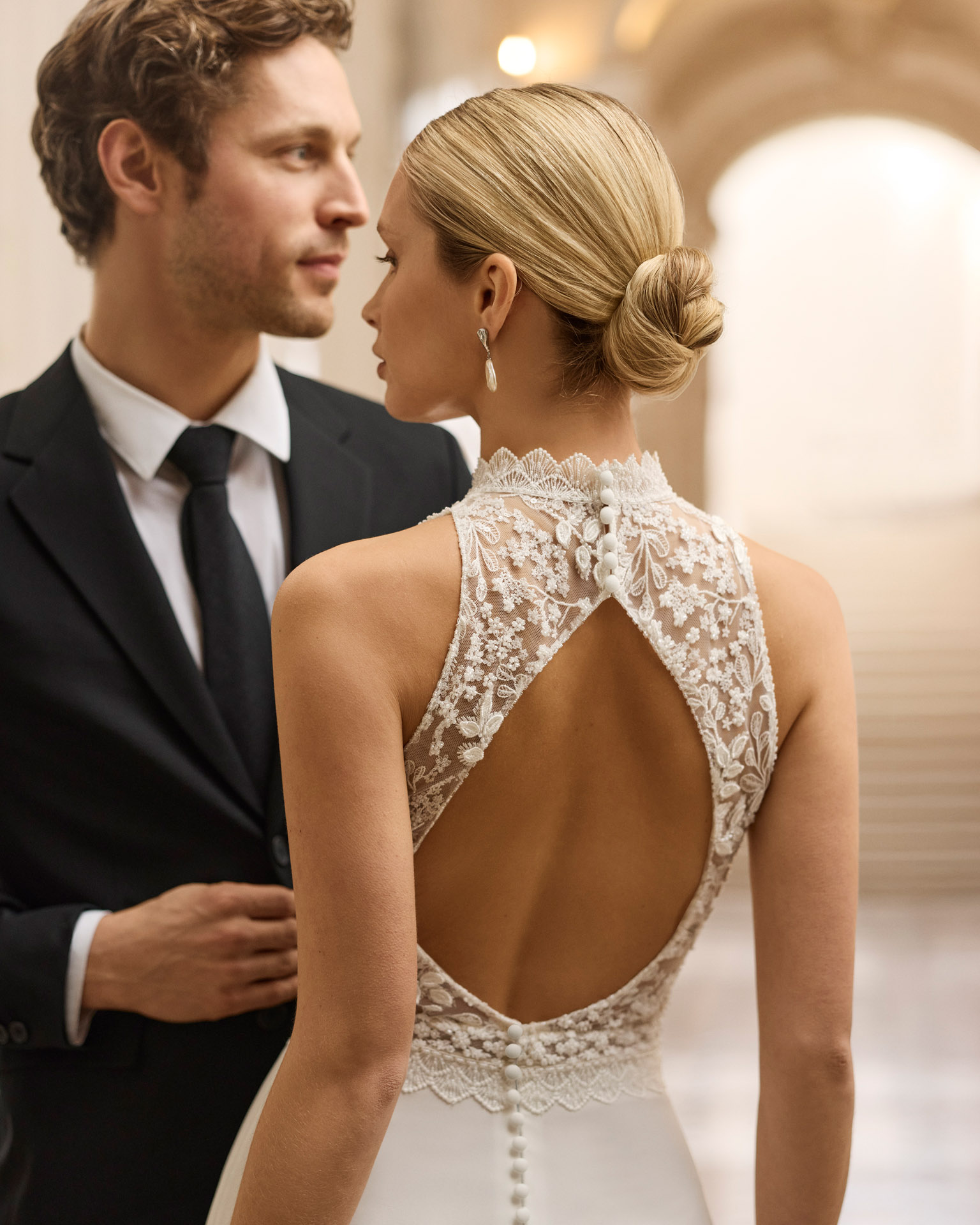 Vestido de novia Betza de Aire Barcelona 2027 de corte A en crepé, cuerpo de encaje floral, cuello halter de efecto tatuaje y espalda abierta.