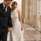 Vestido de novia Betza de Aire Barcelona 2027 de corte A en crepé, cuerpo de encaje floral, cuello halter de efecto tatuaje y espalda abierta.