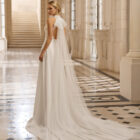 Vestido de novia Betza de Aire Barcelona 2027 de corte A en crepé, cuerpo de encaje floral, cuello halter de efecto tatuaje y espalda abierta.