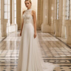 Vestido de novia Betza de Aire Barcelona 2027 de corte A en crepé, cuerpo de encaje floral, cuello halter de efecto tatuaje y espalda abierta.