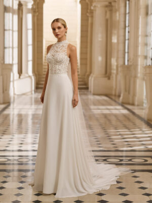 Vestido de novia Betza de Aire Barcelona 2027 de corte A en crepé, cuerpo de encaje floral, cuello halter de efecto tatuaje y espalda abierta.