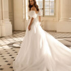 Vestido de novia Beyda de Aire Barcelona 2027 con escote barco, cuerpo corsé de encaje, mangas abullonadas desmontables y falda princesa con abertura.
