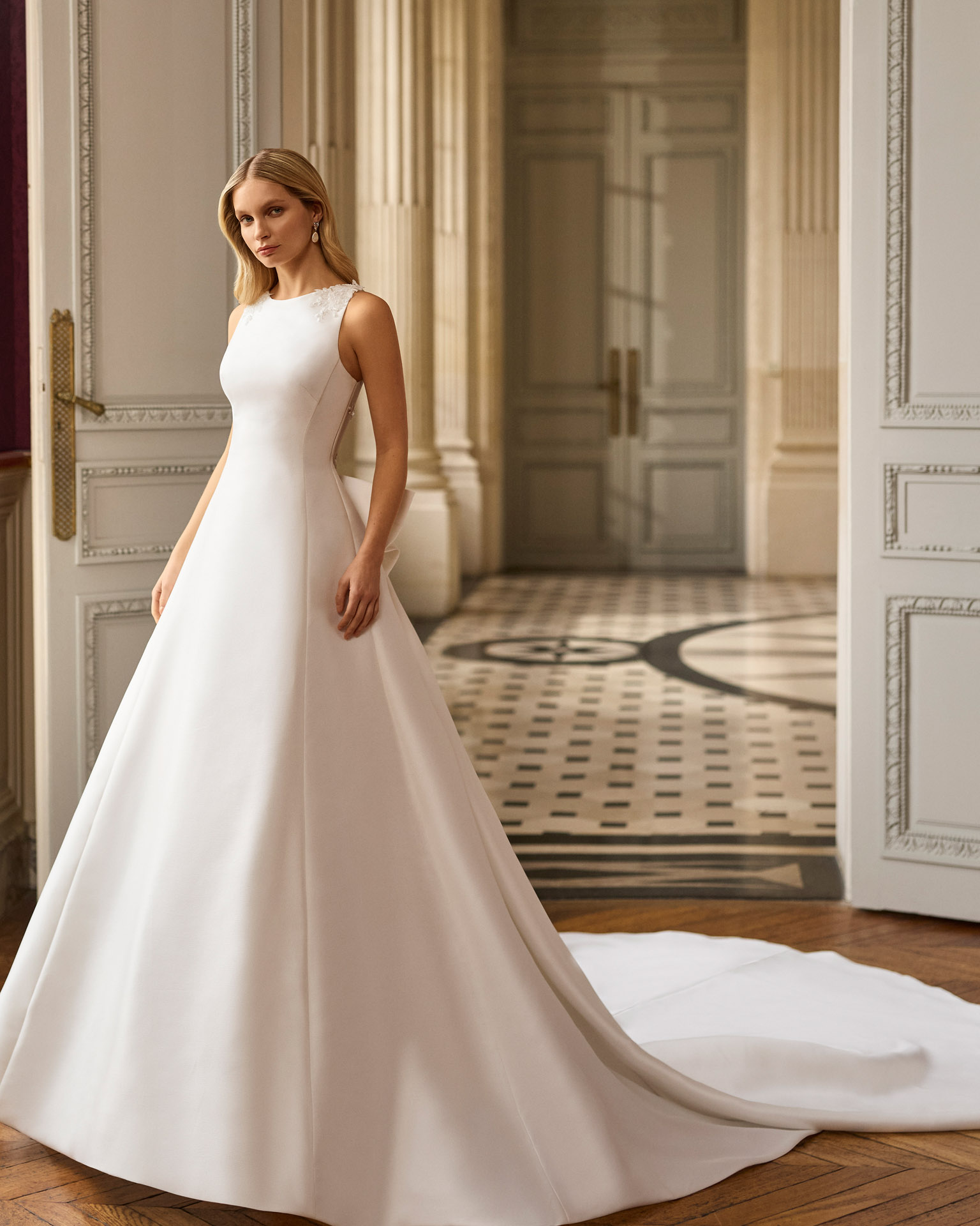blayra-vestido-novia-mikado-espalda-transparente-lazo-aire-barcelona-2027.FRENTE Vestido de novia Blayra de Aire Barcelona 2027 confeccionado en mikado con escote barco, espalda transparente bordada y gran lazo en la cintura.