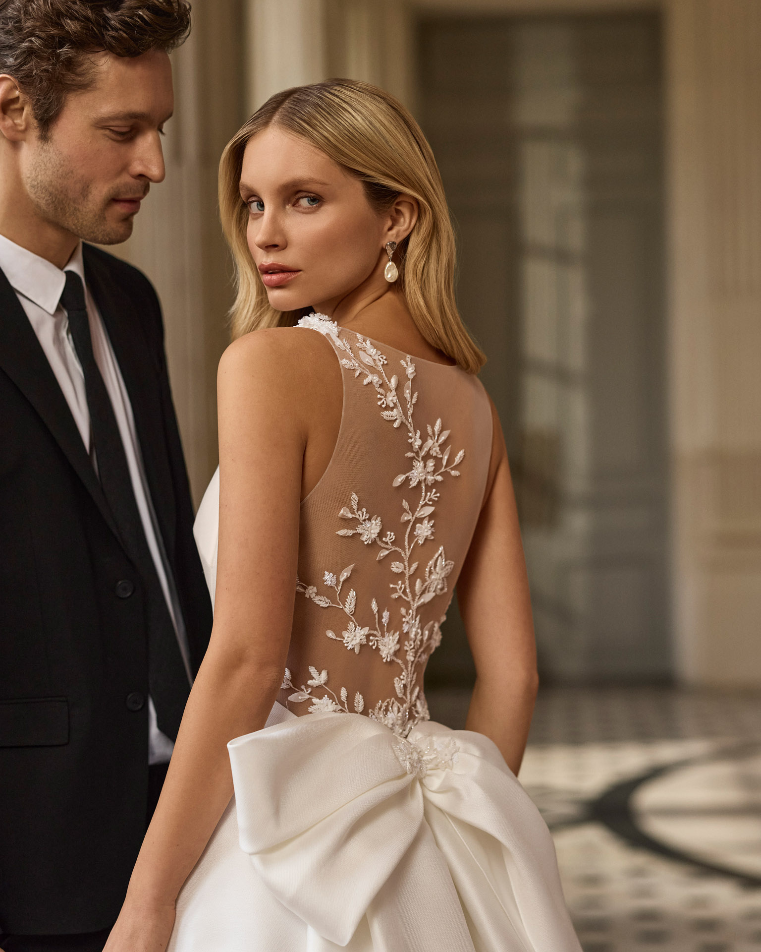 Vestido de novia Blayra de Aire Barcelona 2027 confeccionado en mikado con escote barco, espalda transparente bordada y gran lazo en la cintura.