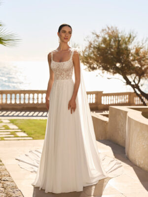 Vestido de novia Feliz de Luna Novias 2027 de corte A en gasa con cuerpo de encaje floral, espalda descubierta, delicados detalles de plumas en los hombros y falda fluida.