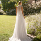 Vestido de novia Malvin de Alma Novia 2027 de corte A en tul plisado, escote halter con cuello envolvente, abertura en la falda y espalda descubierta.