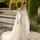 Vestido de novia Marny de Alma Novia 2027 confeccionado en crepé con escote cuadrado, tirantes finos y elegante capa de gasa de estilo minimalista.