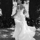 Vestido de novia Moira de Alma Novia 2027 con escote cuadrado, cuerpo de encaje floral, falda de crepé con abertura delantera y estilo romántico.