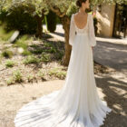 Vestido de novia Moira de Alma Novia 2027 con escote cuadrado, cuerpo de encaje floral, falda de crepé con abertura delantera y estilo romántico.