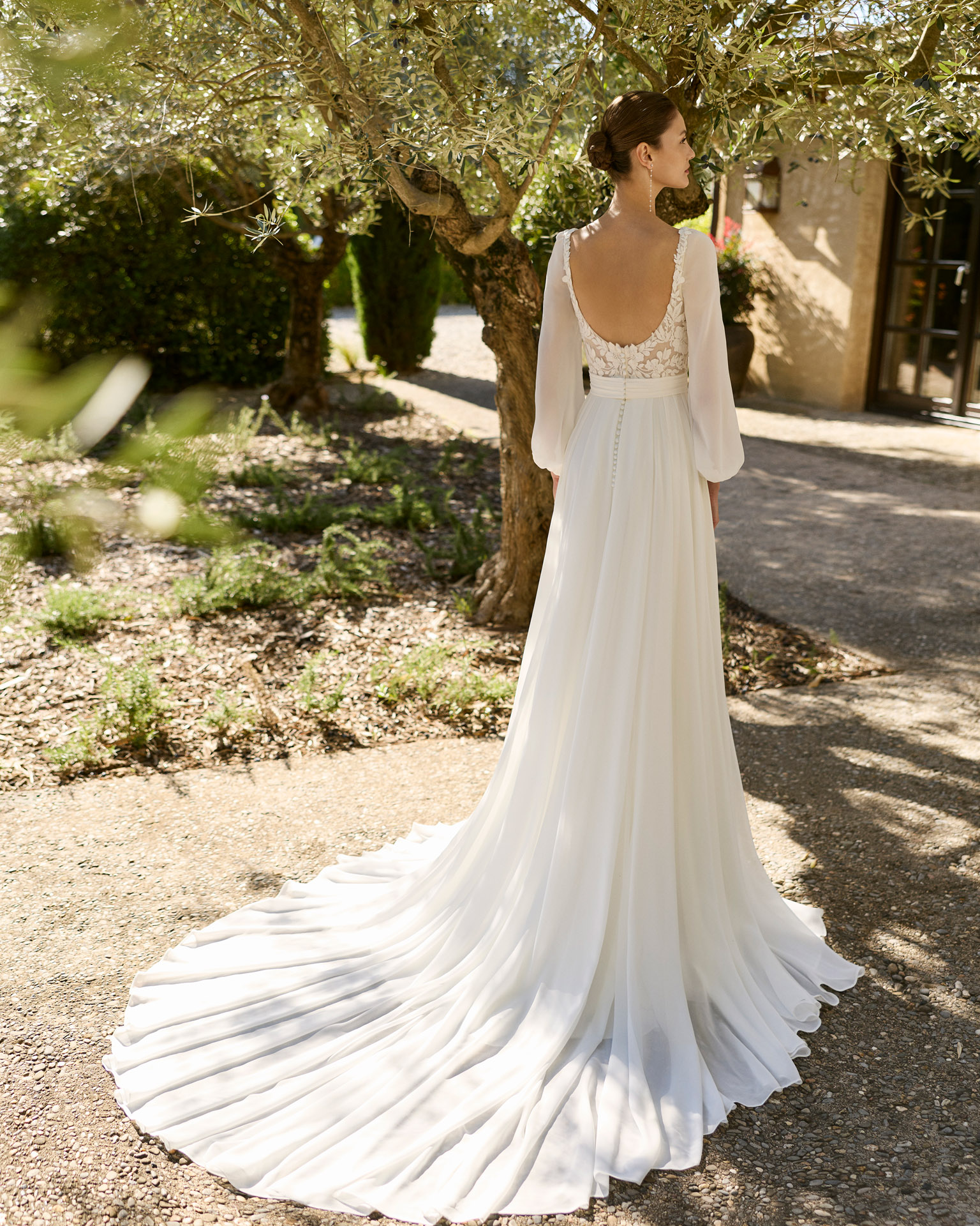 Vestido de novia Moira de Alma Novia 2027 con escote cuadrado, cuerpo de encaje floral, falda de crepé con abertura delantera y estilo romántico.