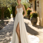 El modelo Moira de Alma Novia colección 2027 combina la delicadeza del encaje floral con la elegancia de una falda de crepé de caída fluida. Su favorecedor escote cuadrado con finos tirantes estiliza el escote y realza la silueta, mientras que la abertura delantera aporta movimiento, ligereza y un aire contemporáneo. Un vestido pensado para novias que buscan un diseño romántico, femenino y natural, perfecto para bodas al aire libre, ceremonias civiles, jardines o fincas con encanto. Descubre el modelo Moira de Alma Novia 2027 en Josefina Huerta, Valencia, con asesoramiento personalizado y cita previa.