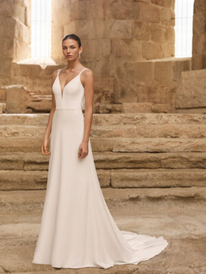 Vestido de novia Palermo de Adriana Alier 2027 con escote en pico, espalda drapeada, tirantes joya y falda fluida de crepé.