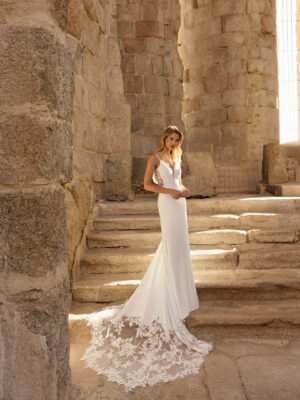 Vestido de novia Paris de Adriana Alier 2027 de corte sirena con escote pico, cuerpo de encaje floral, espalda abierta y cola bordada.