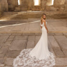 Vestido de novia Paris de Adriana Alier 2027 de corte sirena con escote pico, cuerpo de encaje floral, espalda abierta y cola bordada.