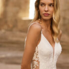 Vestido de novia Paris de Adriana Alier 2027 de corte sirena con escote pico, cuerpo de encaje floral, espalda abierta y cola bordada.