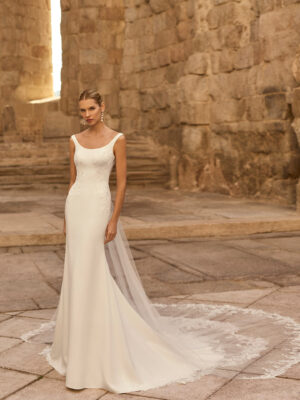 Vestido de novia Parvati de Adriana Alier 2027 de corte sirena en crepé con aplicaciones de encaje floral, escote barco, espalda escotada en V y cola de tul bordada.
