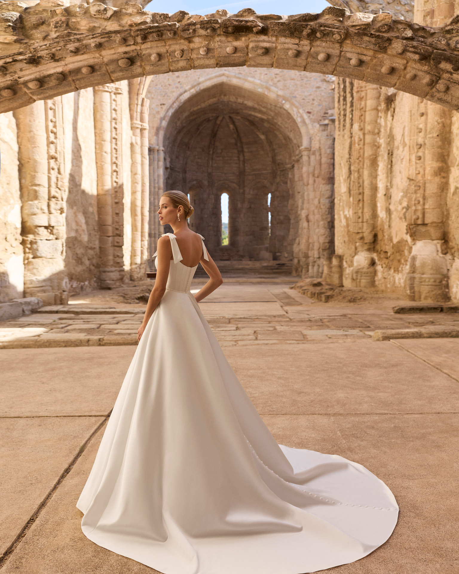 Vestido de novia Planet de Adriana Alier 2027 de línea A con escote cuadrado, cuerpo estructurado con costadillos, lazos en los hombros y falda lisa.