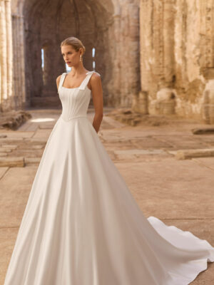 Vestido de novia Planet de Adriana Alier 2027 de línea A con escote cuadrado, cuerpo estructurado con costadillos, lazos en los hombros y falda lisa.