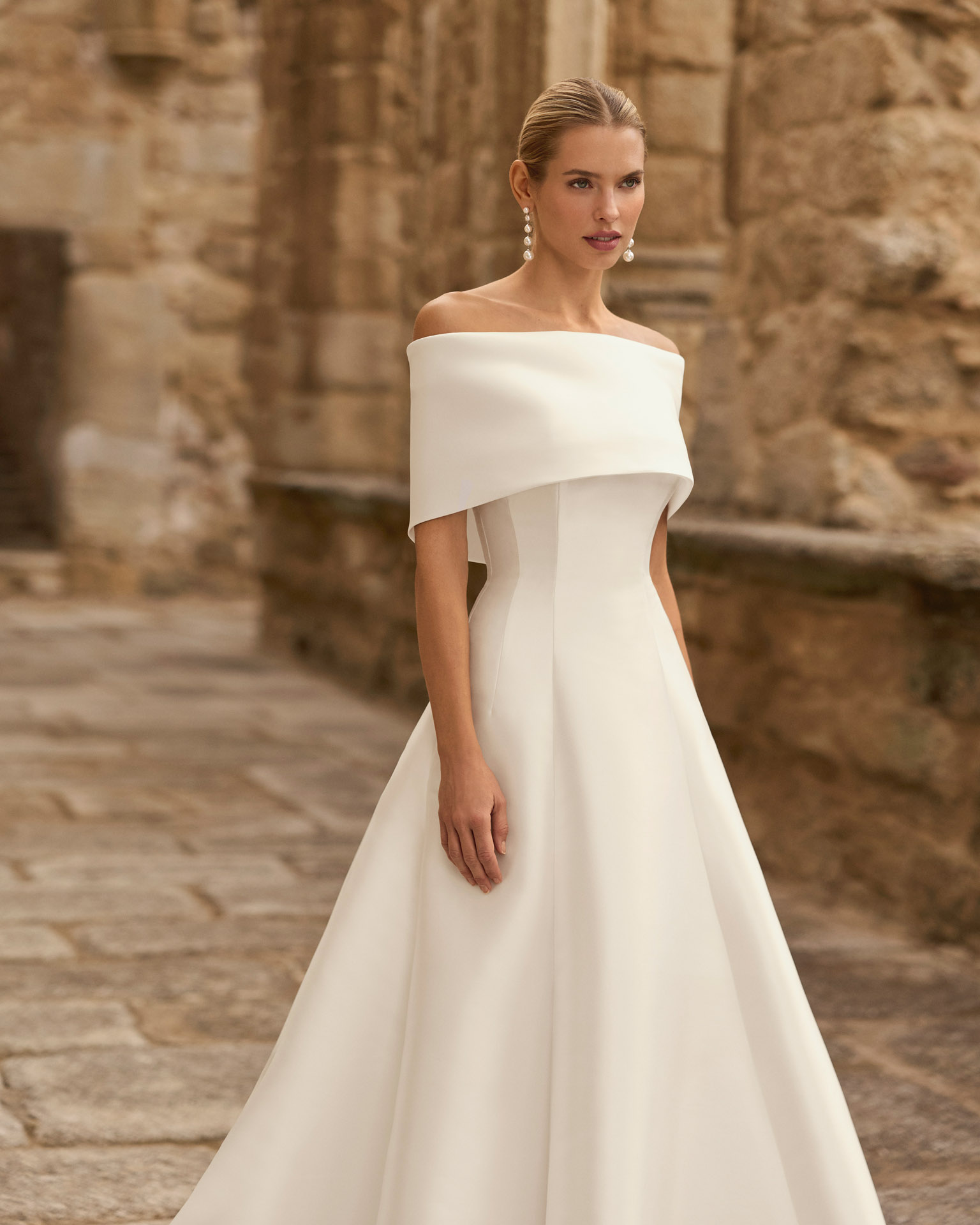 Vestido de novia Pomal de Adriana Alier 2027 de corte A con escote barco, hombros caídos desmontables y diseño minimalista en mikado.