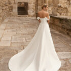 Vestido de novia Pomal de Adriana Alier 2027 de corte A con escote barco, hombros caídos desmontables y diseño minimalista en mikado.