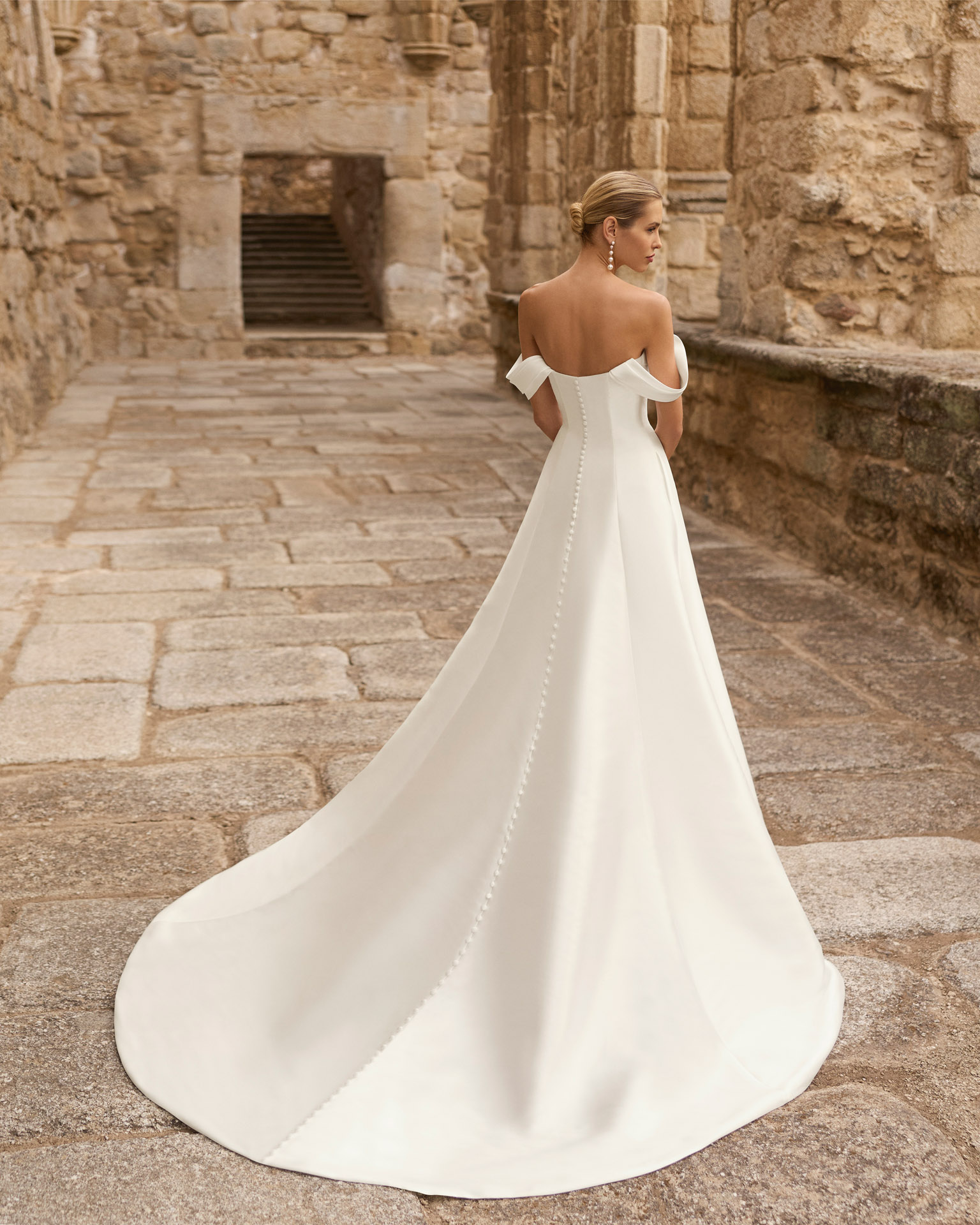 Vestido de novia Pomal de Adriana Alier 2027 de corte A con escote barco, hombros caídos desmontables y diseño minimalista en mikado.