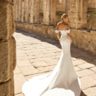 pravia-vestido-novia-sirena-escote-barco-mikado-adriana-alier-2027.webp