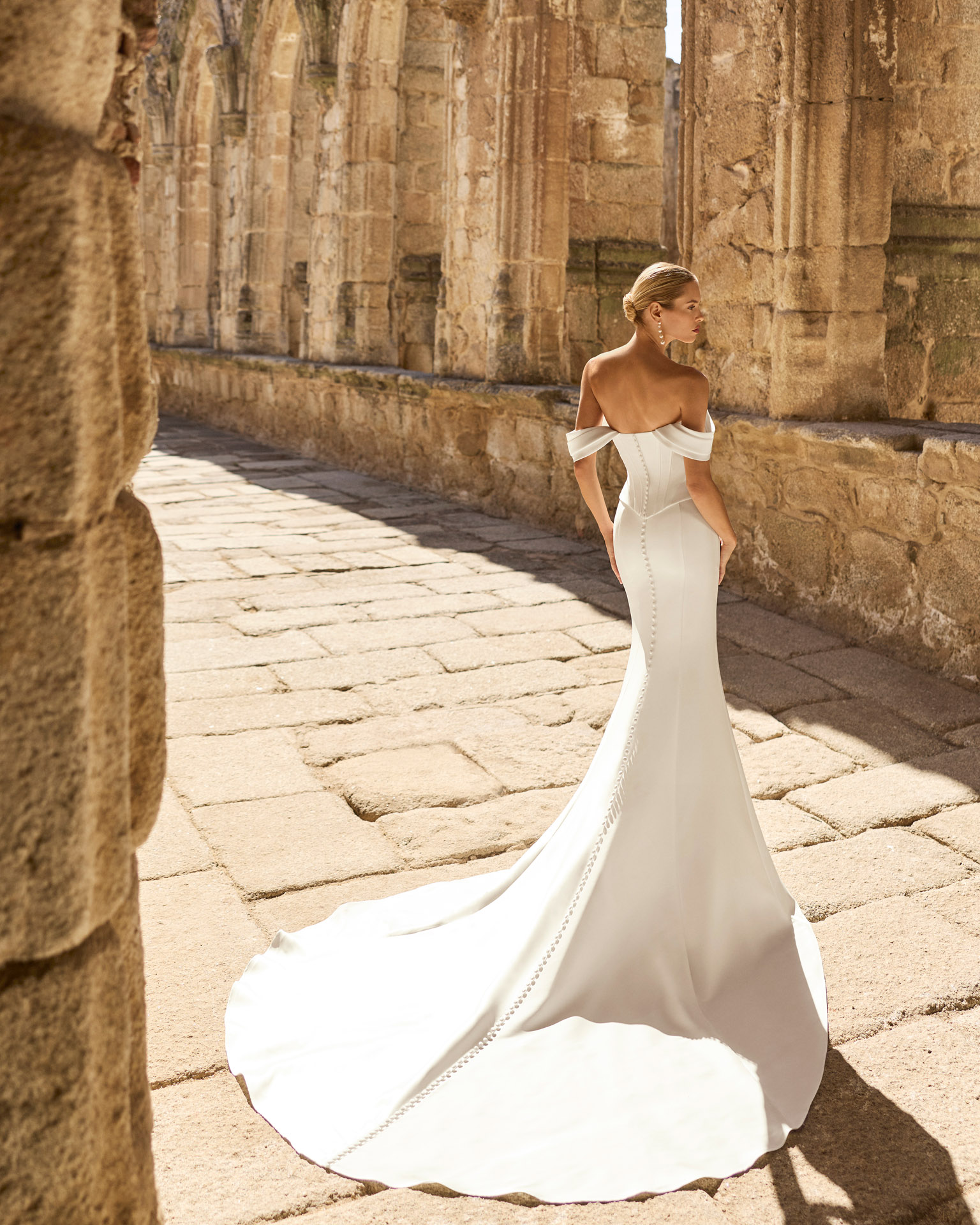 pravia-vestido-novia-sirena-escote-barco-mikado-adriana-alier-2027.webp