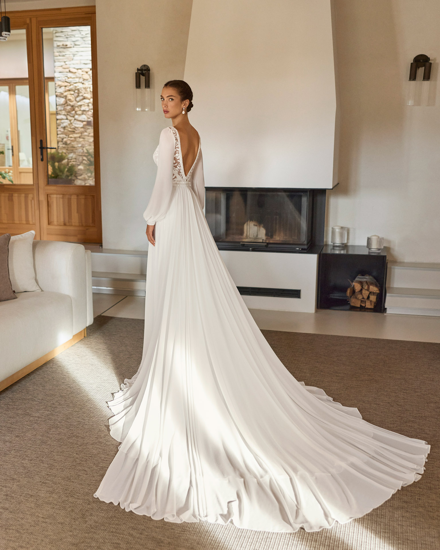 Vestido de novia Reina de Aire Barcelona 2027 con cuerpo de encaje, mangas largas de gasa, espalda ilusión y falda fluida de crepé.