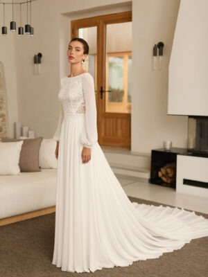 Vestido de novia Reina de Aire Barcelona 2027 con cuerpo de encaje, mangas largas de gasa, espalda ilusión y falda fluida de crepé.