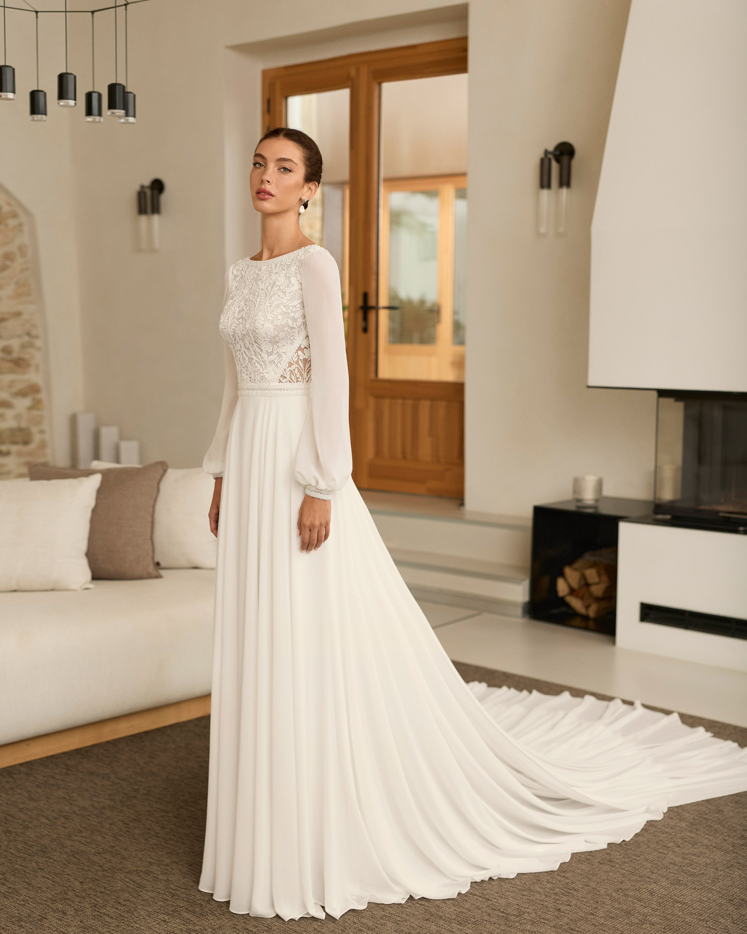 reina-vestido-novia-mangas-largas-aire-barcelona-2027.FRENTE Vestido de novia Reina de Aire Barcelona 2027 con cuerpo de encaje, mangas largas de gasa, espalda ilusión y falda fluida de crepé.