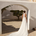 Vestido de novia Renys de Aire Barcelona 2027 en crepé con escote halter, espalda descubierta, cintura bordada y falda de caída fluida.